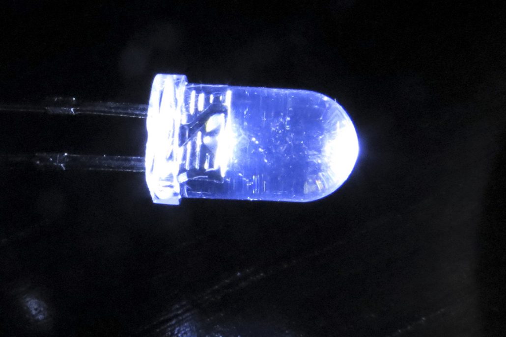 tecnologia que gera energia limpa acende uma lâmpada LED