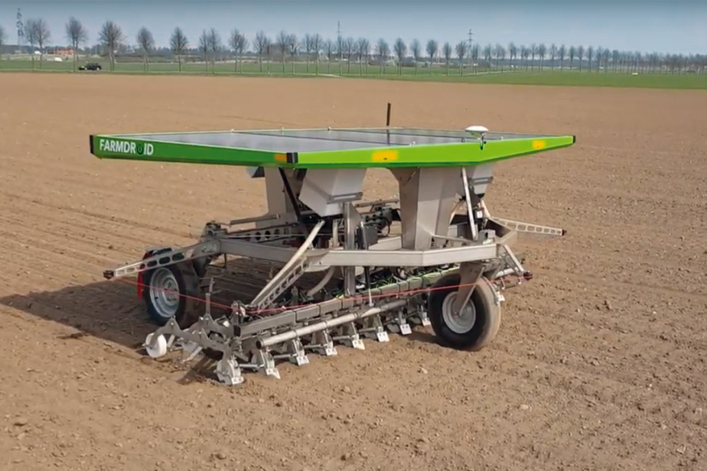 Robô movido a energia solar é capaz de semear e capinar durante 24 horas sem parar
