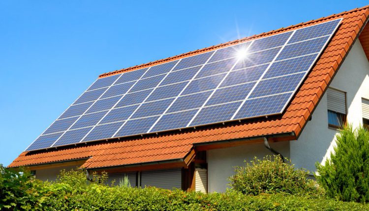 Os consumidores de energia solar talvez tenham que pagar taxas para utilizar a energia