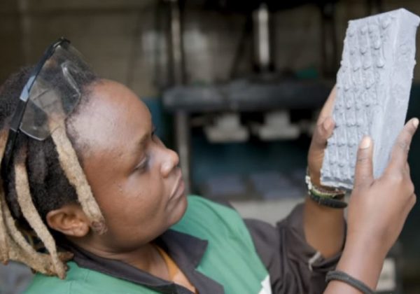 Engenheira queniana criou tijolos de plástico 7 vezes mais fortes que o concreto