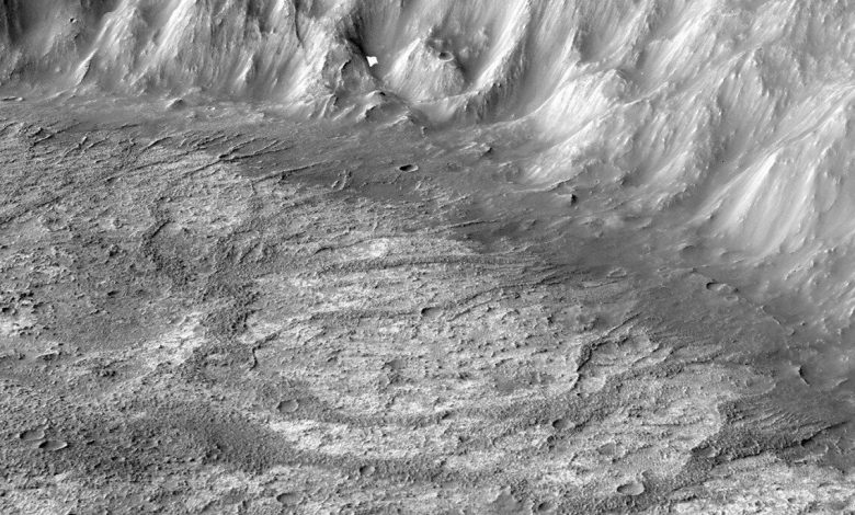 Novo tipo de cratera é descoberta em Marte