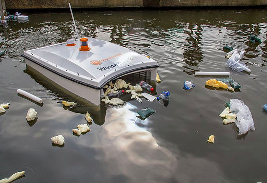 Robô elétrico coleta até 350kg de lixo e limpa rios