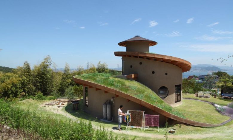 Casa inovadora contém terra, madeira e telhado verde