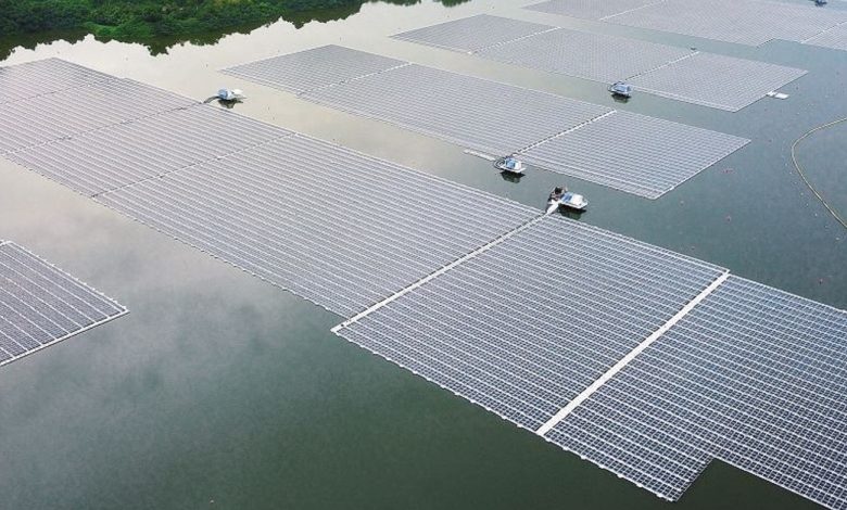 Usina solar flutuante do tamanho de 45 campos de futebol é inaugurada em Singapura