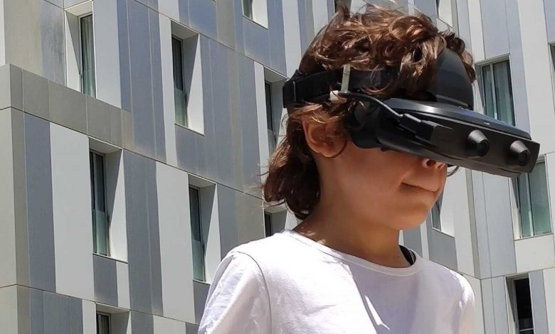 Casal espanhol cria óculos high tech para trazer a visão do filho de volta