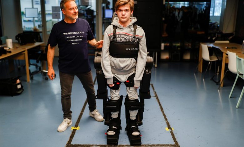 Pai desenvolve exoesqueleto para fazer seu filho andar novamente