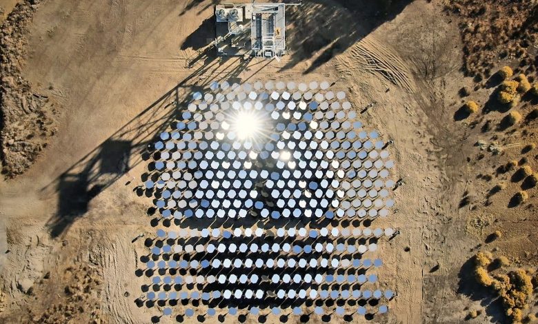 Empresa norte-americana desenvolve sistema inovador de espelhos giratórios que promete transformar o cenário da energia solar concentrada