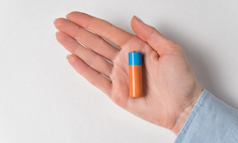 Startup desenvolve bateria 10 vezes mais barata que dispensa o lítio e dura dias