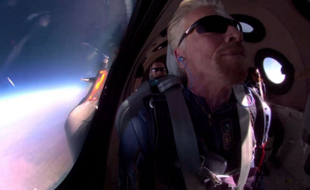 Richard Branson realiza a primeira viagem espacial turística