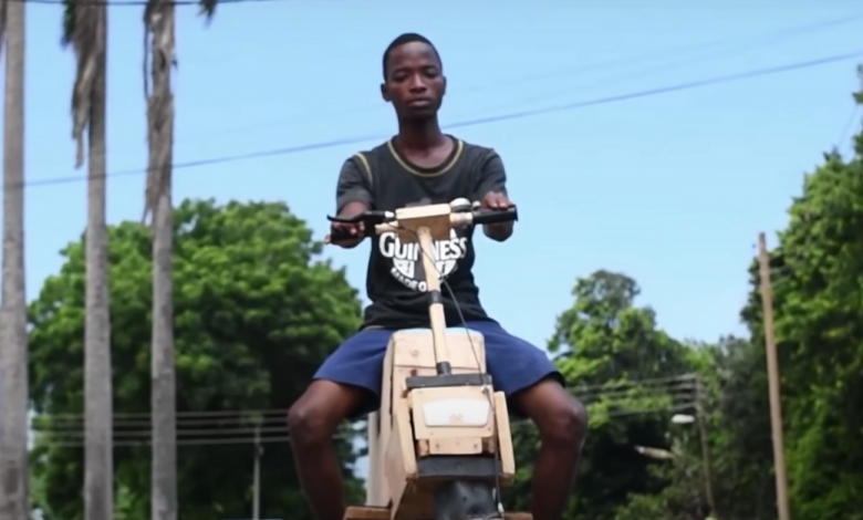 Veja o vídeo do jovem de 17 anos que construiu uma moto elétrica de madeira movida a energia solar