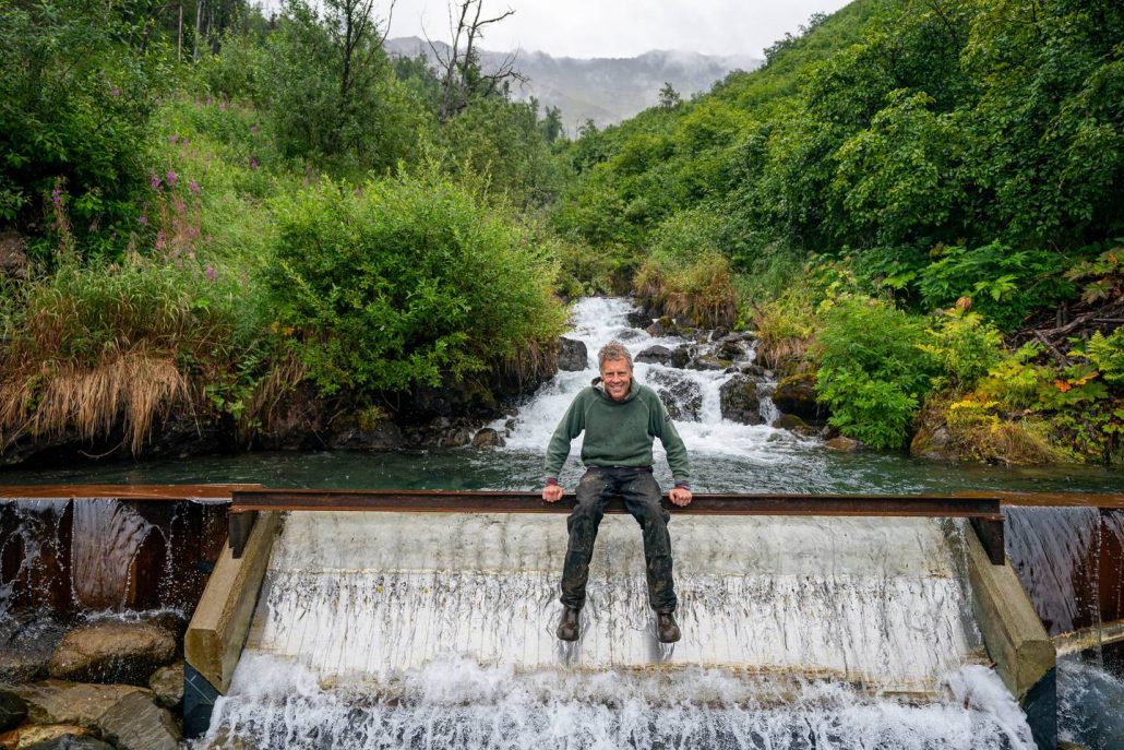 Aposentado constrói hidrelétrica nas montanhas que pode abastecer 300 casas