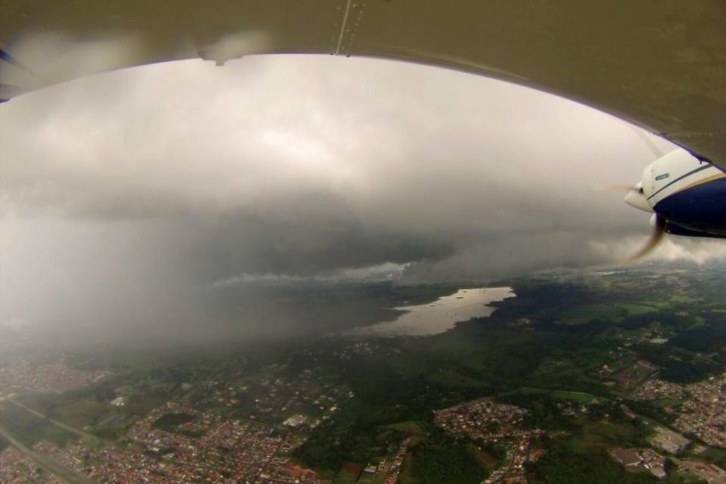 Paraná utiliza aviões capazes de gerar chuvas na região de Curitiba, entenda