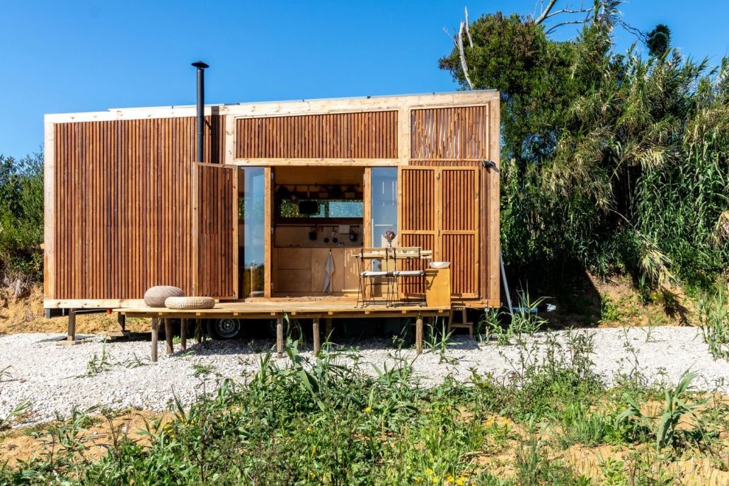 Casa Ursa: a tiny house sobre rodas que gera energia solar e capta água da chuva